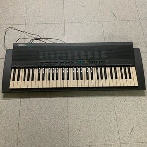 Vtg 90’S Yamaha Learners Keyboard PSR-19 with minor back cosmetic crack. Works.
